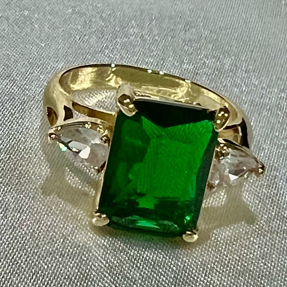 SWAROVSKI ELEMENTS Gold Ring with EMERALD GREEN & CLEAR CRYSTAL ring